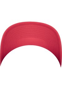 Rød baseballkasket med en buet skygge. Fremstillet af bomuld, med syede detaljer og en solid tekstur. Ingen synlige logoer eller mønstre.