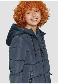 Navy Puffer-Jacke mit einem gesteppten Design, Kapuze, verstellbaren Kordeln und Reißverschluss-Taschen. Glatte, glänzende Oberfläche.