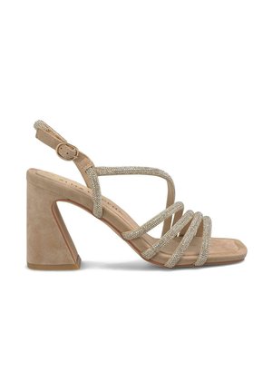 Sandalo con tacco alto beige con finitura in camoscio, punta quadrata ampia e molteplici dettagli con cinturini metallici. Tacco chunky per una maggiore stabilità.