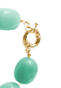 Perles ovales turquoise enfilées ensemble, avec un fermoir en or torsadé. La texture lisse, la couleur vive et la forme arrondie mettent en valeur le design.