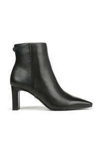 Botte de cheville en cuir noir avec un bout pointu, texture lisse et un talon de 4 pouces. Présente un détail de boucle à la cheville pour un ajustement.