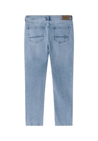 Svetlomodré rifle z denimu s dvoma zadnými vreckami, malým prešitým logom na pravom vrecku a hnedou koženou značkou na páse.