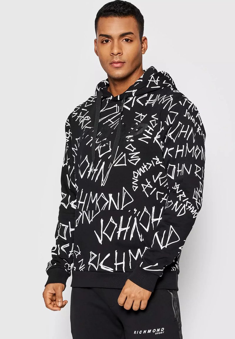 Felpa nera con cappuccio e motivi testuali astratti bianchi. Dotata di tasca a marsupio, polsini a costine e orlo per una vestibilità aderente.