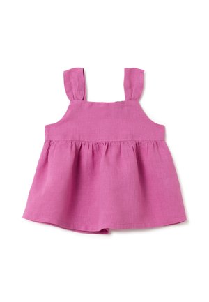 Rosa ärmelloses Kleinkindkleid mit gerafftem Rock und breiten Schulterträgern, flach auf weißem Hintergrund gelegt.