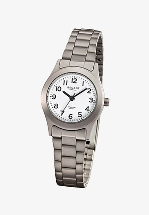 Montre-bracelet Titanium Regent avec bracelet à maillons en métal argenté et cadran blanc affichant des chiffres arabes noirs ainsi que des aiguilles des heures, des minutes et des secondes noires.