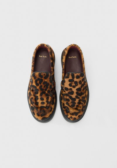 Un paio di mocassini slip-on con stampa leopardata, suole nere e rivestimento interno marrone scuro, marchiati con il testo dorato "Paul Smith" all'interno.