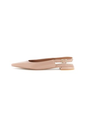 Beige leren platte slingback met spitse neus, een kleine blokhak en een gouden gesp op een witte achtergrond.