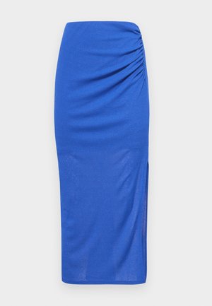 Gonna bodycon blu, lunga fino al ginocchio, realizzata in tessuto morbido, con arricciature laterali e spacco laterale. Texture liscia e leggero lucido.