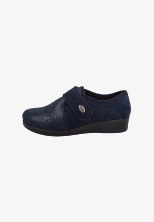 Scarpa blu navy con una tomaia testurizzata e pannelli in rete. Presenta una chiusura in velcro e un tacco basso a cuneo. Realizzata in materiali sintetici.