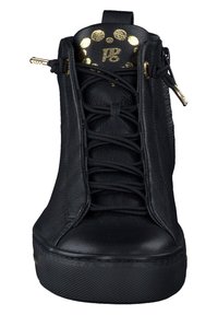 Zapato de cuero negro con cordones y acentos dorados, superficie texturizada y lengüeta acolchada. Presenta una cremallera lateral y un diseño intrincado en la suela.