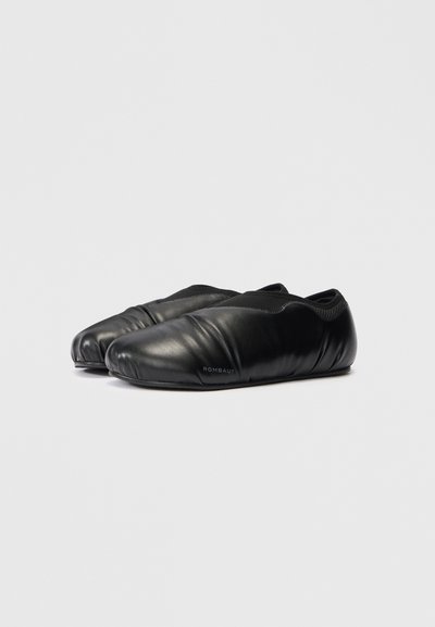 Čierne kožené slip-on topánky s zaoblenou špičkou, hladkou textúrou a jemným vrásnením. Majú mäkký elastický golier a branding.