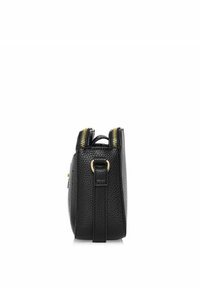 Czarna skórzana torba o teksturowanym wykończeniu, złote okucia, podwójny zamek na górze oraz regulowany pasek po boku.