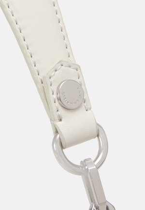 Biały skórzany pasek z detalicznym przeszyciem, zabezpieczony okrągłym srebrnym guzikiem i przymocowany do srebrnego metalowego pierścienia i zapięcia.