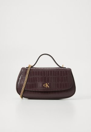 Burgunderfarbene Handtasche mit Krokodilprägung, goldener Kettenriemen und einem oberen Griff. Sie hat einen Klappenverschluss und ein Logo-Detail an der Vorderseite.
