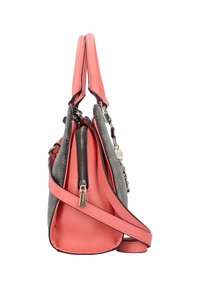 Torebka w kolorze koralowym i szarym o błyszczącym wykończeniu, z podwójnymi uchwytami, długim regulowanym paskiem i zamykaną na zamek kieszenią. Wytłoczone loga po szarej stronie.