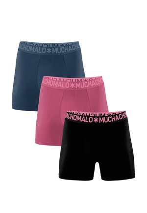 Trzy męskie bokserki w kolorach granatowym, różowym i czarnym, każda z logo "MUCHACHOMALO" na kontrastującej gumce w pasie.