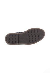 Suela de zapato de goma negra con patrón de tracción en zigzag. Presenta el nombre de la marca en relieve y variaciones de textura. Diseño plano para mayor estabilidad.