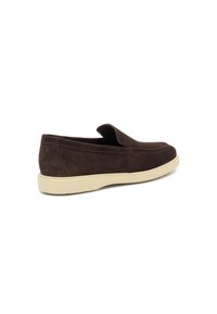 Scarpa slip-on in suede marrone con suola in gomma beige, punta arrotondata e dettagli di cucitura minimi vicino al tallone. Texture liscia in tutto il modello.