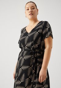 Vero Moda Curve VMCEASY DRESS - Vardagsklänning - black