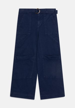 Brede marineblauwe cargobroek met een textuurafwerking, voorzien van vier voorzakken en een ronde riemlus. Duurzaam materiaal met een relaxte pasvorm.