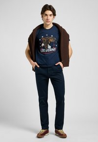 Lee SHORT SLEEVE ESSENTIAL GRAPHIC  - Printtipaita - rivet navy