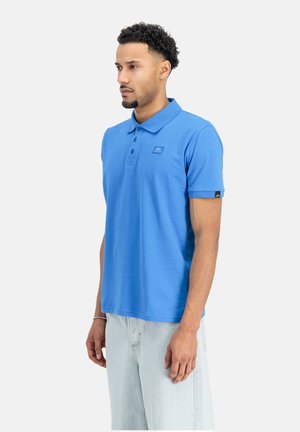 Polo shirt blu realizzato in cotone leggero, con colletto classico, tre bottoni e un piccolo logo cucito sul petto. Tessuto morbido e maniche corte.