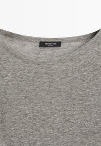 Szary T-shirt z krótkim rękawem wykonany z miękkiej dzianiny, z szerokim dekoltem i metką z napisem "Massimo Dutti" z tyłu.