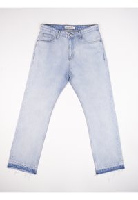 Vaqueros de mezclilla azul claro con diseño de pierna recta, cinco bolsillos, cierre de botones y dobladillos deshilachados, con una textura ligeramente desteñida.