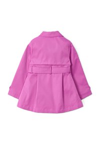 Trench coat rosa con vita cinturata, maniche lunghe, colletto e design con pieghe sul retro. Realizzato in tessuto liscio con una texture uniforme.