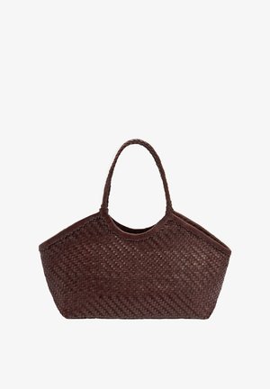 Woven brown bag w ciemno brązowym kolorze z dwoma mocnymi uchwytami, o strukturalnym, lekko trójkątnym kształcie i teksturowanej powierzchni.
