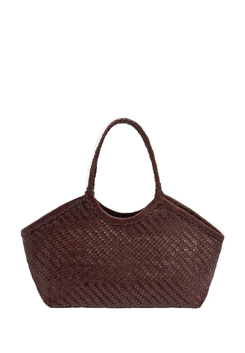 Woven brown bag w ciemno brązowym kolorze z dwoma mocnymi uchwytami, o strukturalnym, lekko trójkątnym kształcie i teksturowanej powierzchni.