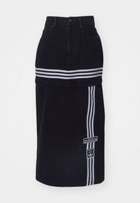 Melnas denima svārki ar augstu jostasvietu, kas rotāti ar divām baltām horizontālām svītrām, ar Adidas logo etiķeti sānos un taisnas griezuma dizainu.