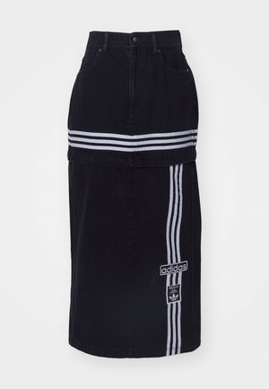 Melnas denima svārki ar augstu jostasvietu, kas rotāti ar divām baltām horizontālām svītrām, ar Adidas logo etiķeti sānos un taisnas griezuma dizainu.