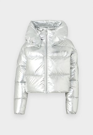 Srebrna metaliczna kurtka puchowa o skróconym kroju, z oversize'owym kapturem, zamek błyskawiczny oraz pikowanym wykończeniem; zawiera elastyczne mankiety.