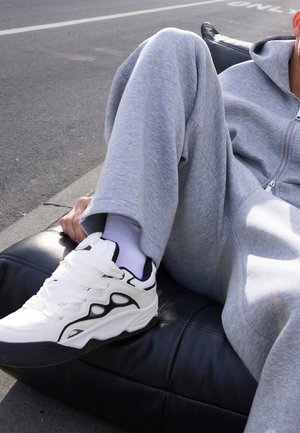 Bershka CHUNKY SKATER - Sneakers low - white