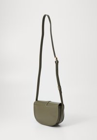 Olive zelená kožená crossbody taška s okrúhlym tvarom, plochým zatvorením, nastaviteľným popruhom a minimalistickým dizajnom. Hladký povrch bez viditeľných vzorov.