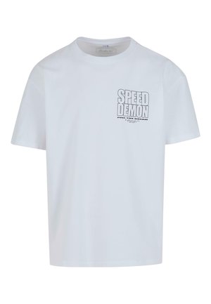 Bijela pamučna majica s okruglim izrezom, s crnim printanim grafičkim dizajnom na lijevoj strani prsnog dijela koji glasi "SPEED DEMON" i glatkom teksturom.