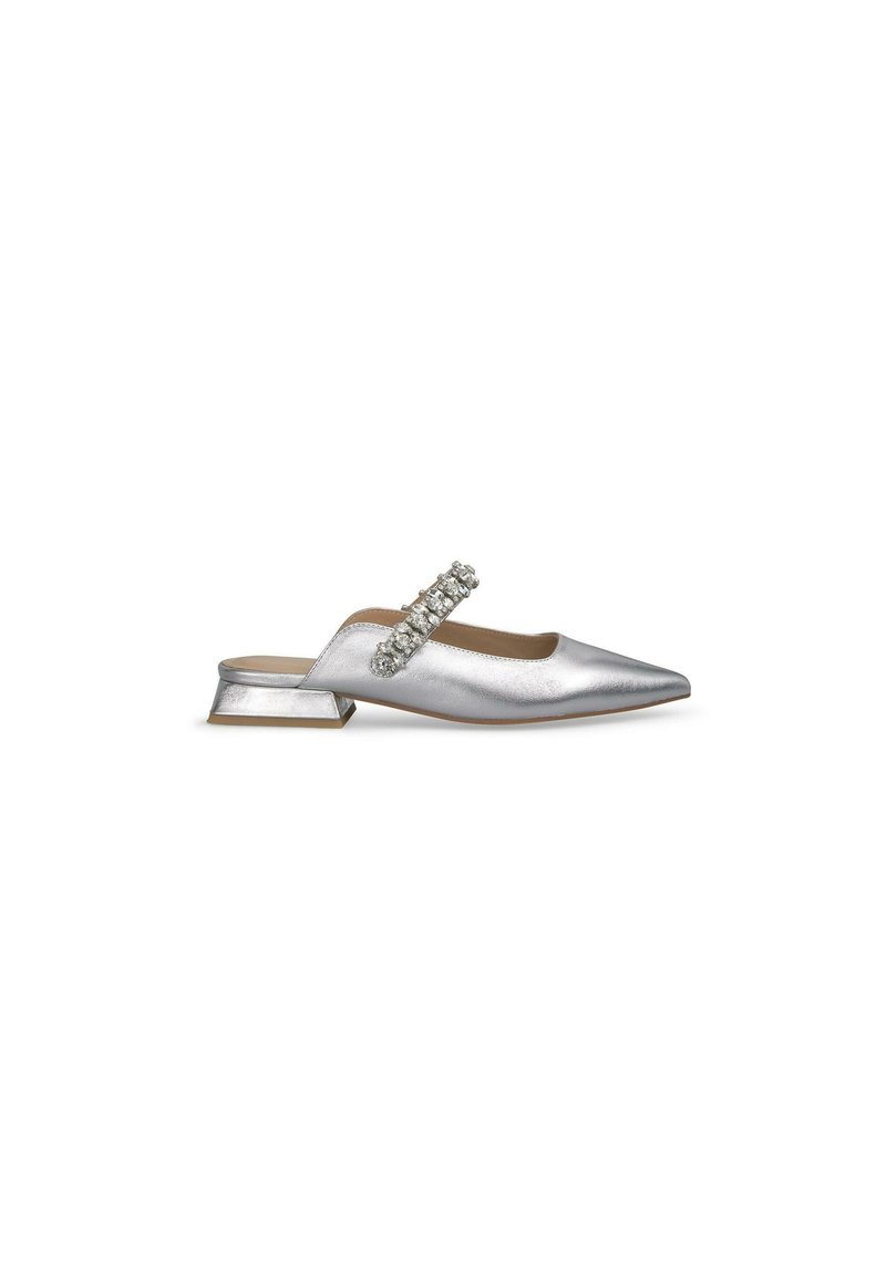 Chaussure argentée métallique à talon slingback avec un bout pointu et un petit talon épais. Dispose d'une sangle décorative avec des accents transparents. Texture lisse.