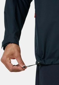 Chaqueta de marina con cordón y tope en la cintura; textura suave con un tejido duradero. Puños con un diseño ajustado.