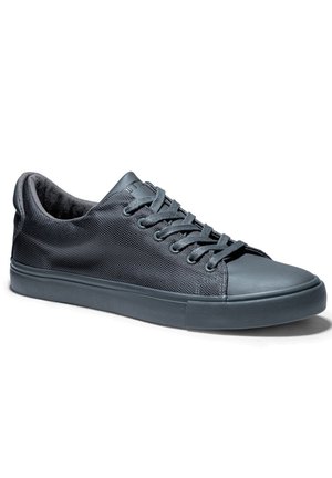 Niski ciemnoszary sneaker z fakturowanym materiałowym wierzchem, gumowym noskiem i pasującymi płaskimi sznurowadłami na białym tle.