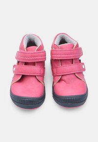 Růžové kožené boty se dvěma suchými zipy, kulatou špičkou, kontrastní modrou gumovou podrážkou a šedým podšívkou, navržené pro pohodlí a stabilitu.