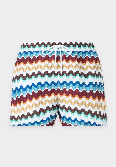 Short de bain homme avec des rayures zigzag multicolores en bleu, marron, beige, orange et blanc, featuring une taille avec lien blanc.