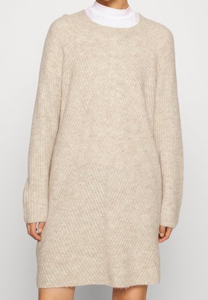 Abito maglione in beige chiaro, con texture a costine diagonalmente, maniche lunghe e collo tondo. Tessuto morbido e confortevole con una vestibilità ampia.