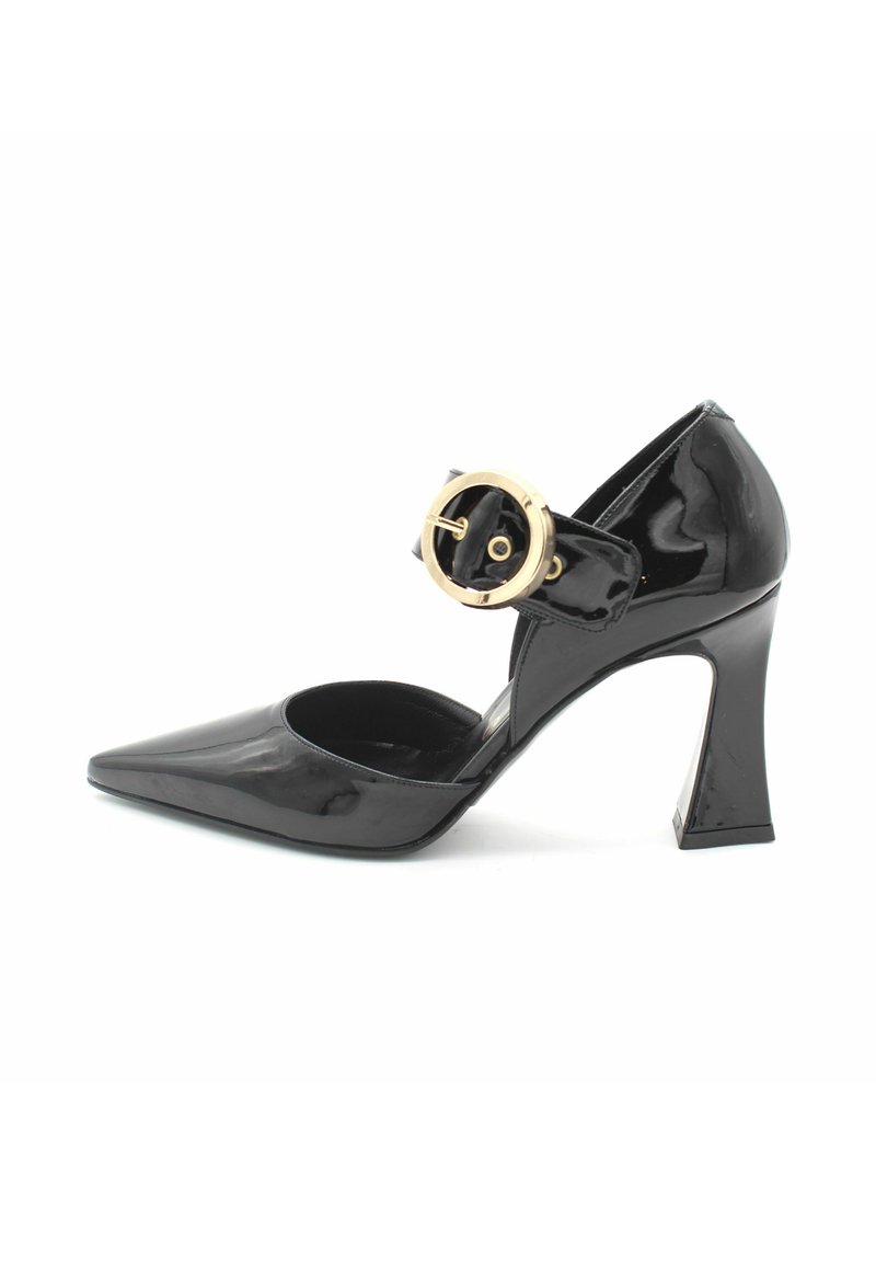 Scarpa con tacco alto in pelle verniciata nera, punta affusolata, decorazione con fibbia dorata e cinturino alla caviglia; presenta un design del tacco angolato unico.