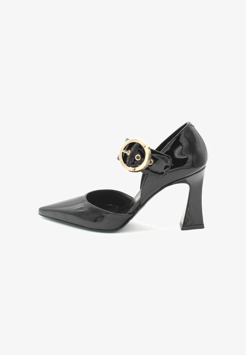 Scarpa con tacco alto in pelle verniciata nera, punta affusolata, decorazione con fibbia dorata e cinturino alla caviglia; presenta un design del tacco angolato unico.