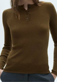 Haut marron côtelé à manches longues avec un col rond et une patte de boutonnage à trois boutons. Le tissu est doux avec un design ajusté.