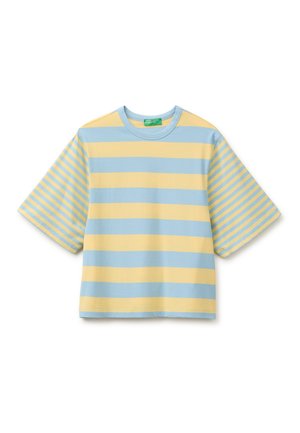 Koszulka z krótkim rękawem i okrągłym dekoltem, z szerokimi żółtymi i niebieskimi poziomymi paskami oraz węższymi paskowanymi rękawami, rozłożona na płasko na białym tle.