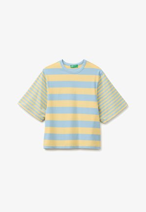 T-shirt à manches courtes col rond avec larges rayures horizontales jaunes et bleues et manches rayées plus étroites, posé à plat sur fond blanc.