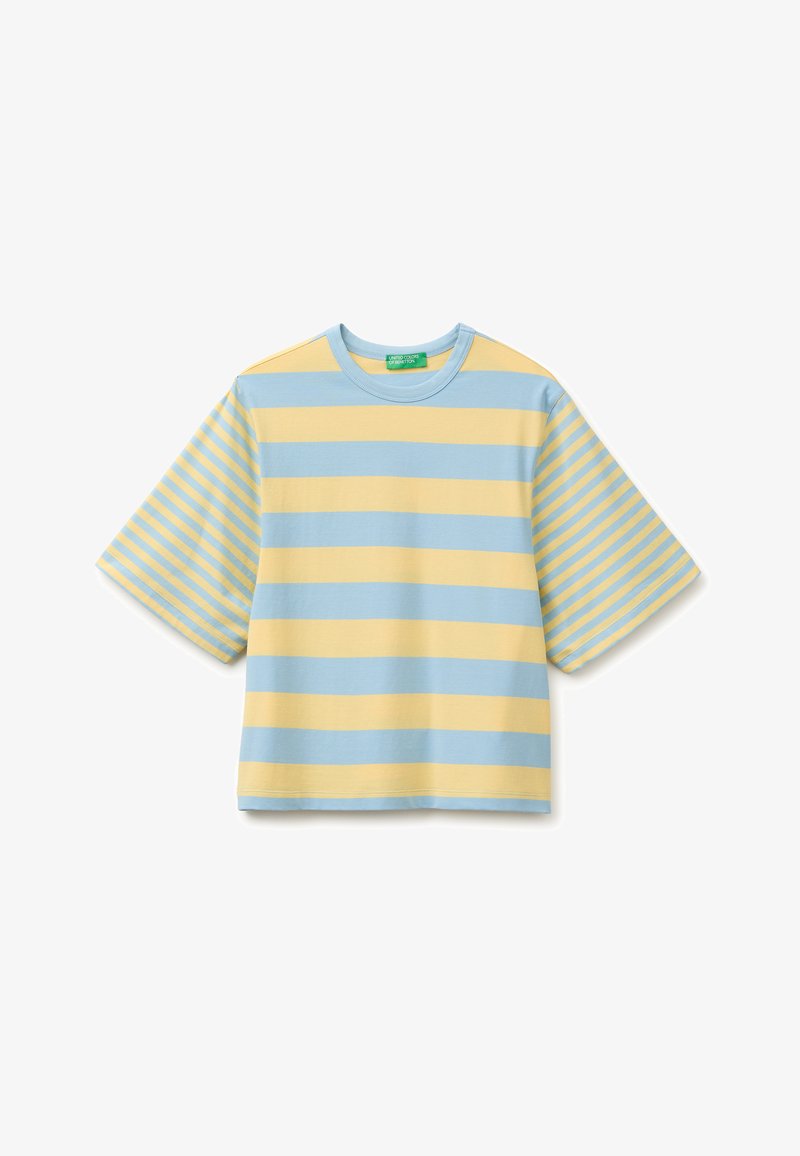 T-shirt à manches courtes col rond avec larges rayures horizontales jaunes et bleues et manches rayées plus étroites, posé à plat sur fond blanc.