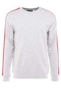 Sudadera gris de algodón con rayas laterales rojas. Presenta un cuello redondo y puños y dobladillo acanalados. Textura suave y diseño casual.